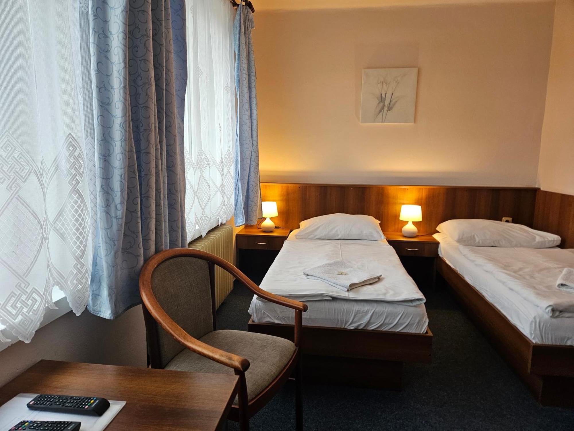 Hotel Trim ปาร์ดูบิตเซ ภายนอก รูปภาพ