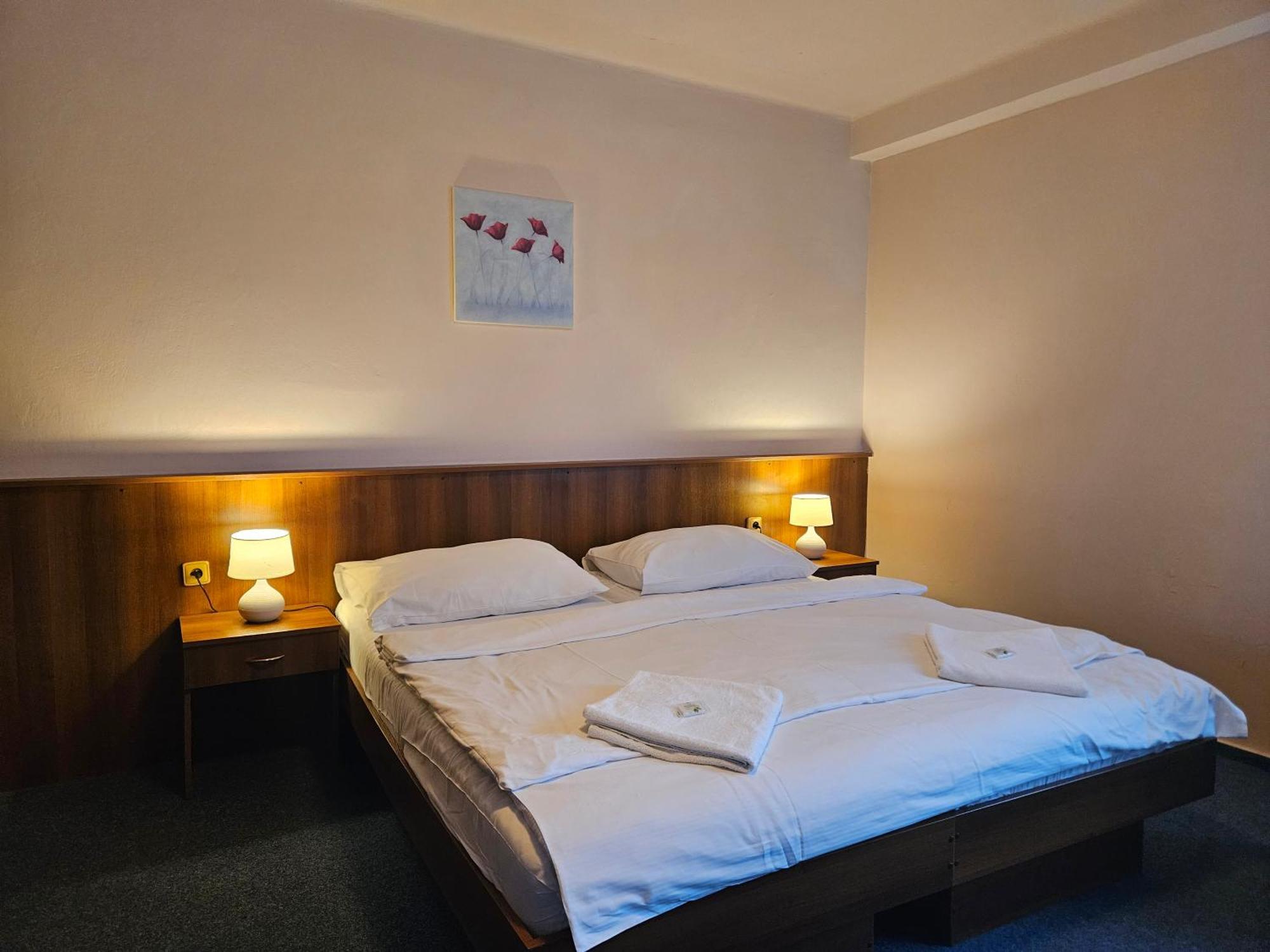 Hotel Trim ปาร์ดูบิตเซ ภายนอก รูปภาพ