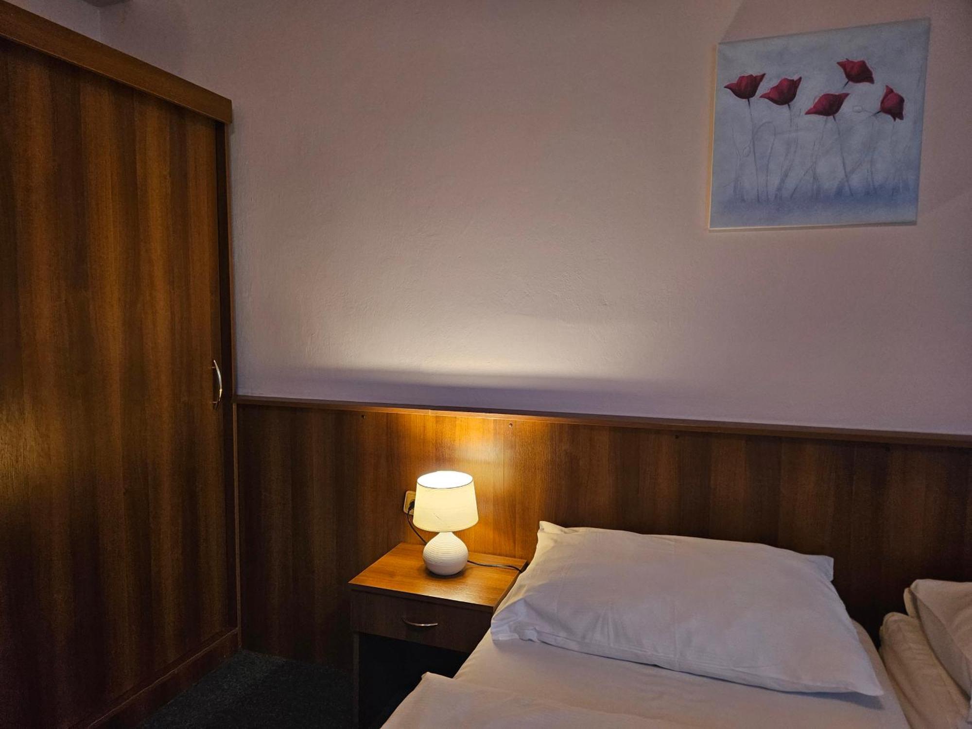 Hotel Trim ปาร์ดูบิตเซ ภายนอก รูปภาพ