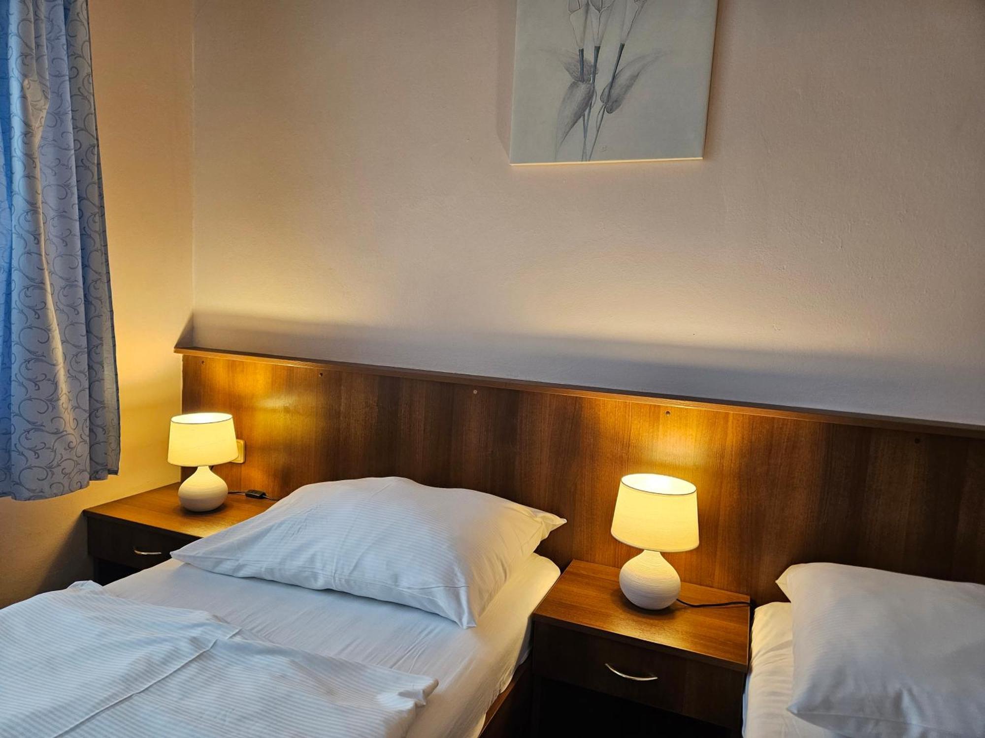 Hotel Trim ปาร์ดูบิตเซ ภายนอก รูปภาพ