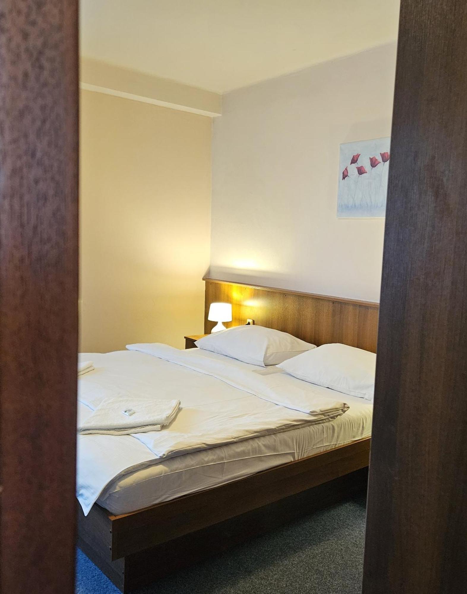 Hotel Trim ปาร์ดูบิตเซ ภายนอก รูปภาพ