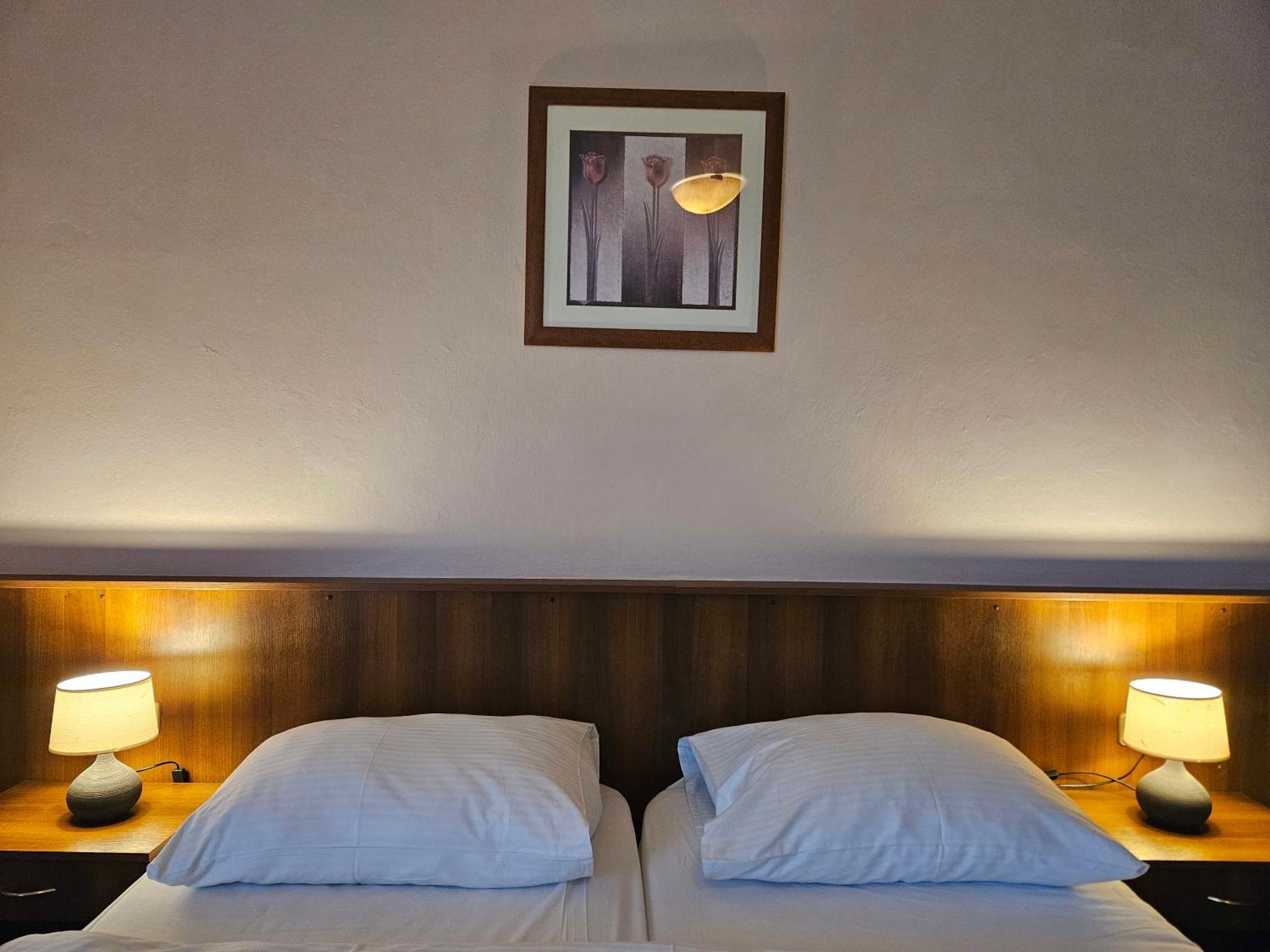 Hotel Trim ปาร์ดูบิตเซ ภายนอก รูปภาพ